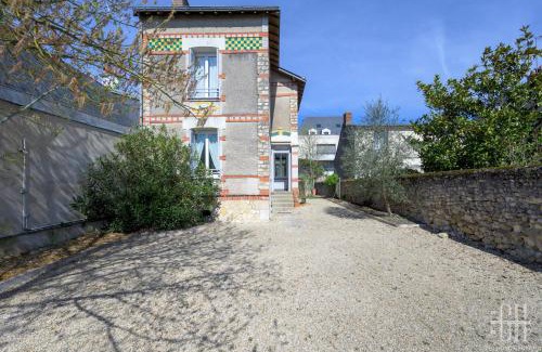 Saint-Cyr-sur-Loire House | Maison familiale bords de Loire avec jardin et 3 Chambres