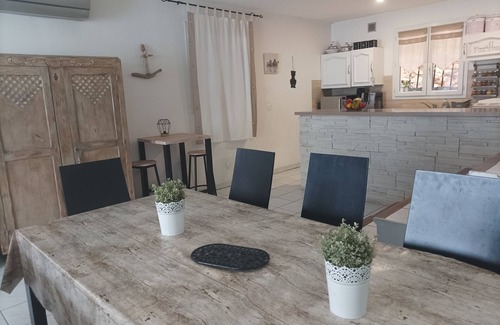 Aureille House | Maison Familiale à Piscine Privée Dans les Alpilles à Aureille Village Provençal