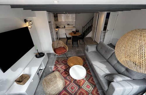 Vernon House | Maison Familiale Style Atelier & Cour Extérieure