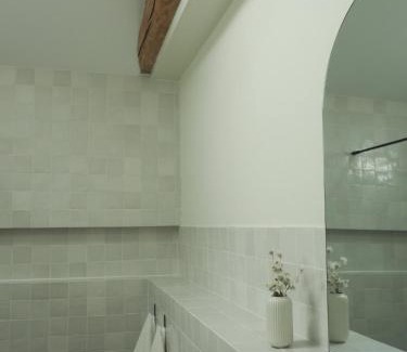 Saint-Bonnet-des-Bruyeres House | Maison Pernette, cocon d'évasion avec bain nordique
