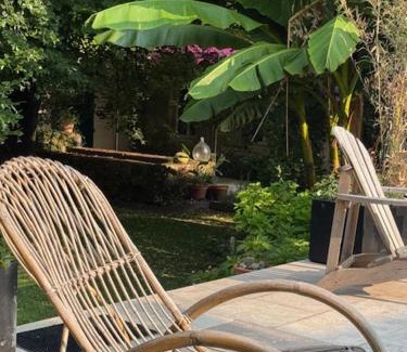 Orange Bed & Breakfast | Maison Jacotte orange