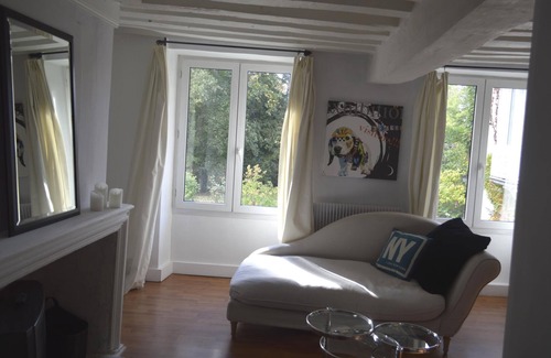 Saint-Jean-le-Blanc House | Maison l'Amérique welcome you to one of their rooms, Dogs are also welcomed