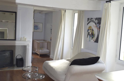 Saint-Jean-le-Blanc House | Maison l'Amérique welcome you to one of their rooms, Dogs are also welcomed