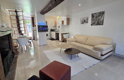 Gelannes House | Maison Loft - Spa-jacuzzi, Piscine, Jardin Privé