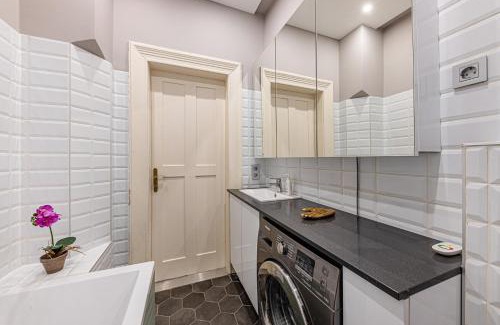 Krisztinavaros Apartment | Maison Lumière -Comfy Buda Retreat AC, Balcony near M2 metro