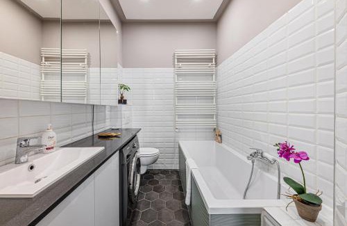 Krisztinavaros Apartment | Maison Lumière -Comfy Buda Retreat AC, Balcony near M2 metro