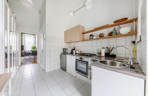 Krisztinavaros Apartment | Maison Lumière -Comfy Buda Retreat AC, Balcony near M2 metro