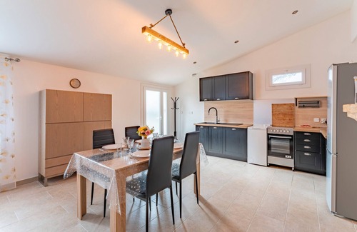 Beaucaire House | Maison Marquet, air conditioning and shared garden'