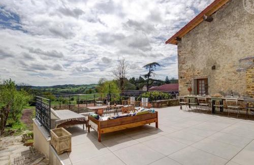 Saint-Symphorien-de-Lay House | Maison mitoyenne spacieuse avec jardin, terrasse et internet - FR-1-496-312
