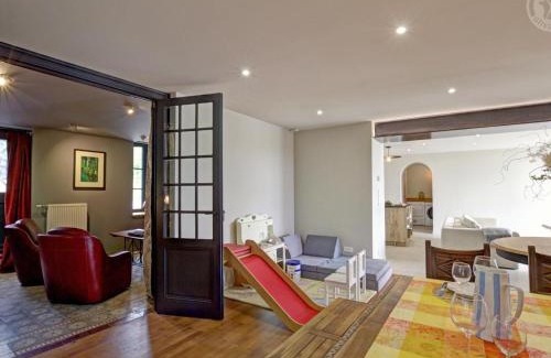 Saint-Symphorien-de-Lay House | Maison mitoyenne spacieuse avec jardin, terrasse et internet - FR-1-496-312