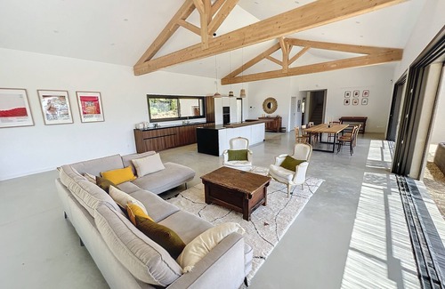 Cucuron House | Maison Neuve Proche Village, 250 m2 sur 3000 m2, 4 Chambres et 4 Salles D'eau