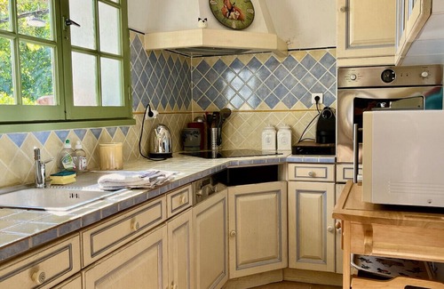 Cotignac House | Maison Perchée : private pool, aircon, walking distance to shops and restaurants
