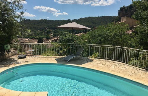 Cotignac House | Maison Perchée : private pool, aircon, walking distance to shops and restaurants