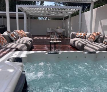 Carnoux-en-Provence Villa | Maison, piscine, jacuzzi, à 5 minutes de Cassis et plages