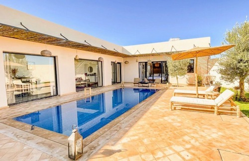 Amizmiz House | Maison Privée Avec un Piscine et Grand Jardin au Pied des Montagnes de L'atlas