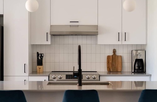 Ville-Marie Apartment | Maison Rasco - One-bedroom queen size bed suite