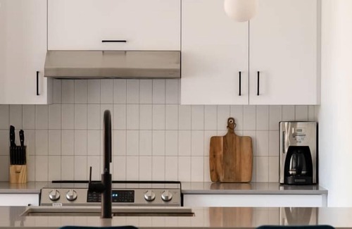 Ville-Marie Apartment | Maison Rasco - One-bedroom queen size bed suite