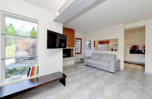 Porto Villa | MAISON SABINA WITH WONDERFUL LAKE VIEW, HYDROMASSAGE AND PRIVATE GARDEN