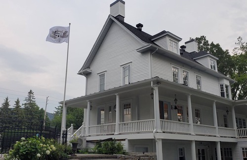 Beloeil House | Maison sur le Bord de L'eau et vue sur la Montagne St-hilaire
