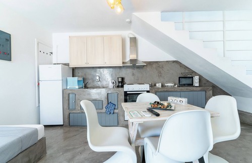 Perissa Apartment | Maisonette house with jacuzzi L&E