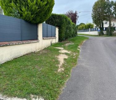 Crecy-la-Chapelle House | Maisonnette Migahome