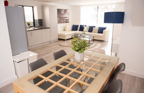 Kidlington Apartment | Maisy Lodge - Two Bed Lux Flat - Parking, Netflix