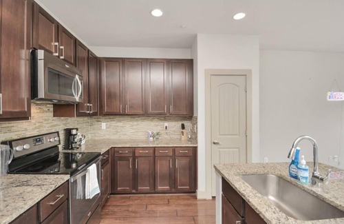 Memorial House | Majestic 3 story townhome w/ Pool/Garage/King bed