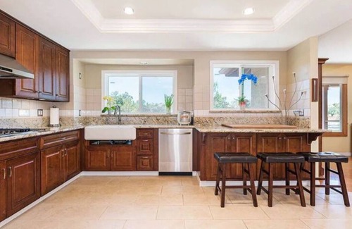 Poway House | Majestic 5BR Villa with Guesthouse, Pool & Spa