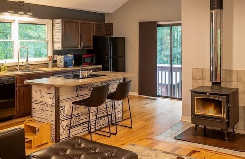 Gerton House | Majestic Cabin | Modern, Hot Tub, & Game Room