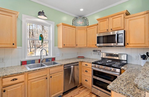 Leicester House | Majestic Creek Views | Romantic | Mountain Vibes | Unique | Private | Warm