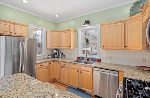 Leicester House | Majestic Creek Views | Romantic | Mountain Vibes | Unique | Private | Warm