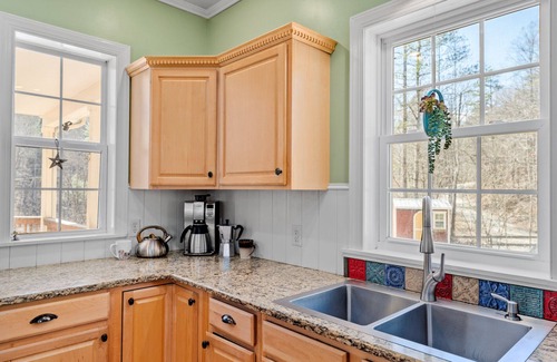 Leicester House | Majestic Creek Views | Romantic | Mountain Vibes | Unique | Private | Warm