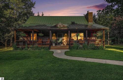 Lake Ann House | Majestic Escapes Hot Tub Firepit Deck Large Yard