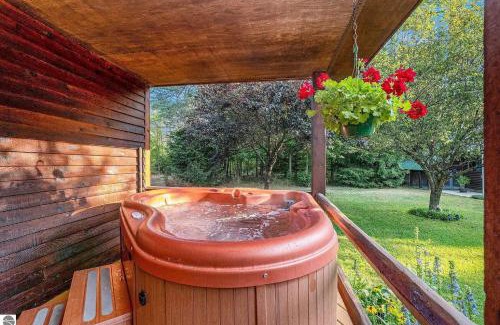 Lake Ann House | Majestic Escapes Hot Tub Firepit Deck Large Yard