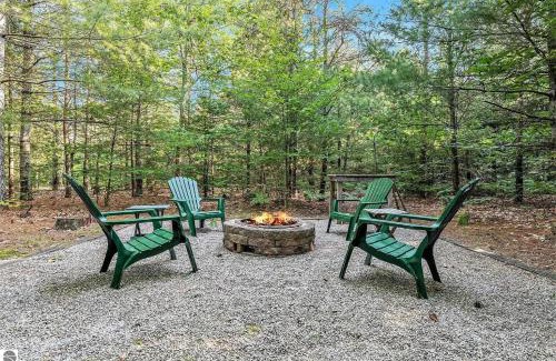 Lake Ann House | Majestic Escapes Hot Tub Firepit Deck Large Yard