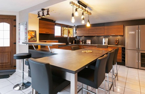 Neubois House | Majestic Holiday Home in Neubois with Private Pool