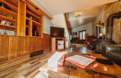 New Plymouth House | Majestic Home in Hocking wPool Jacuzzi Basketball