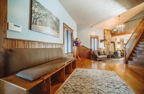 New Plymouth House | Majestic Home in Hocking wPool Jacuzzi Basketball