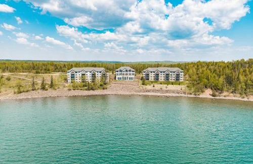 Two Harbors Apartment | Majestic Lake Views King Suite, 2 Queen Beds and Heated Pools