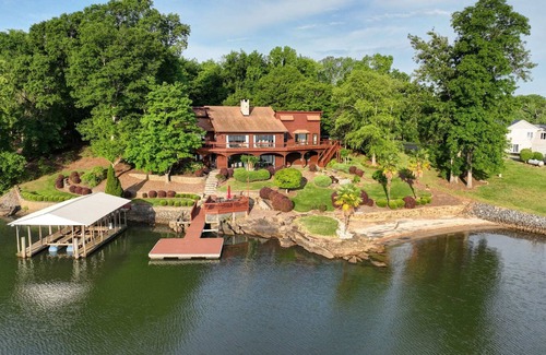 Steele Creek House | Majestic Lake Views + Movie Theater + Private Beach + Dock ⛵