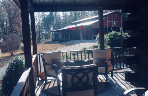 Roxboro Cabin | Majestic Lakefront Log Cabin located in the NC High Plains