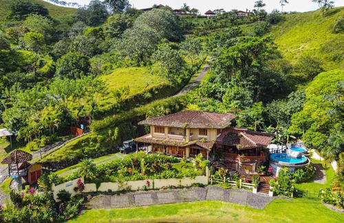 El Fosforo House | Majestic Lodge. Luxury and Spacious Lake Front House with Private pool & Jacuzzi..!