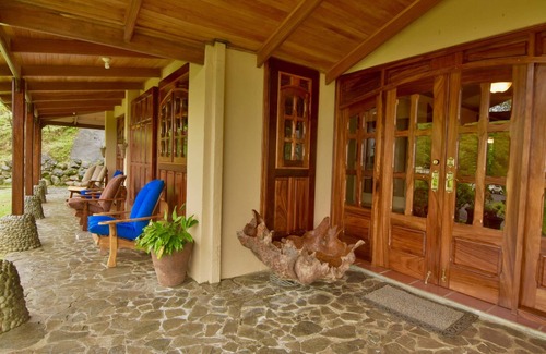 El Fosforo House | Majestic Lodge. Luxury and Spacious Lake Front House with Private pool & Jacuzzi..!