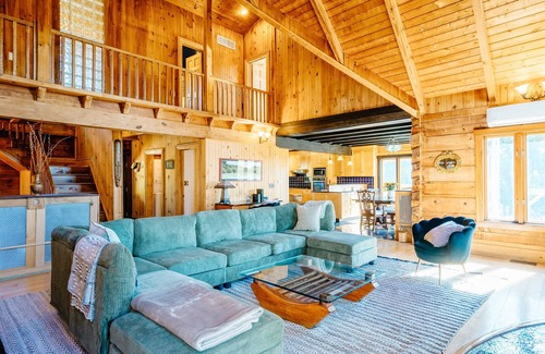Paoli Cabin | Majestic log home on 20 private acres near ski resort w/pool & hot tub