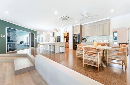 Leanyer House | Majestic Manor: Pool - BBQ - Jacuzzi
