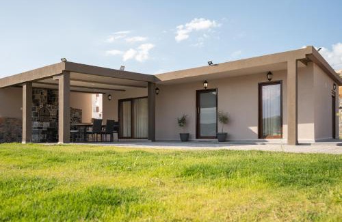 Karteros House | Majestic Manor with outdoor Jacuzzi by 8essentially