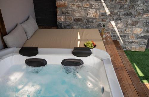 Karteros House | Majestic Manor with outdoor Jacuzzi by 8essentially