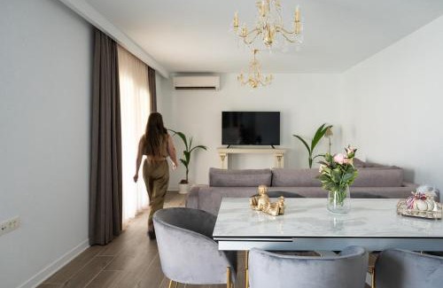Karteros House | Majestic Manor with outdoor Jacuzzi by 8essentially