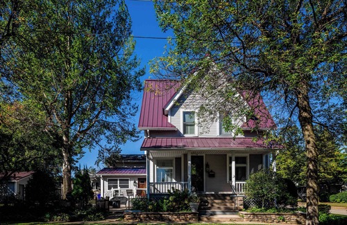 Appleton House | Majestic Mansion on State - Sleeps 13