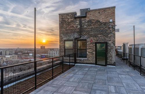 Uptown Apartment | Majestic Modern Style Beach Front Rooftop WFH Gym